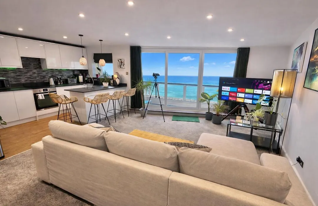 Stunning Sea View Two Double Bedroom Apartment - With Balcony - Opposite Beachfront Walk-1