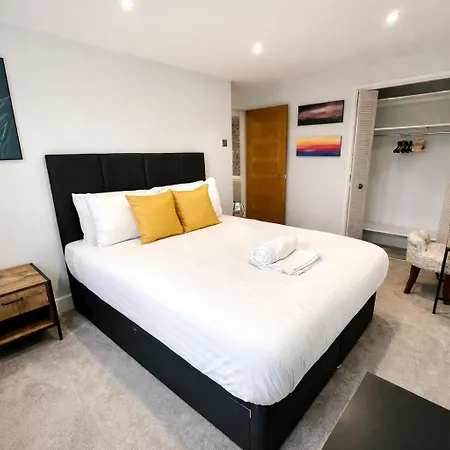 Stunning Sea View Two Double Bedroom Apartment - With Balcony - Opposite Beachfront Walk-2